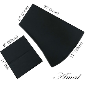 Op de afbeelding: Twee zwarte vierkante stoffen met afmetingen in inches en centimeters. De grotere vierkant is 20 inch bij 17 inch, en de kleinere vierkant is 9 inch bij 11 inch. Het woord "Amal" staat in cursief onderaan de afbeelding.