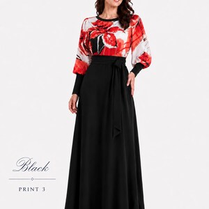 Puede incluir: Un vestido largo hasta el suelo con falda negra lisa, cintur&oacute;n de lazo a juego y cuerpo de manga larga con estampado floral en blanco, rojo y negro. La prenda incluye cuello redondo y pu&ntilde;os negros. El texto dice Black PRINT 3.