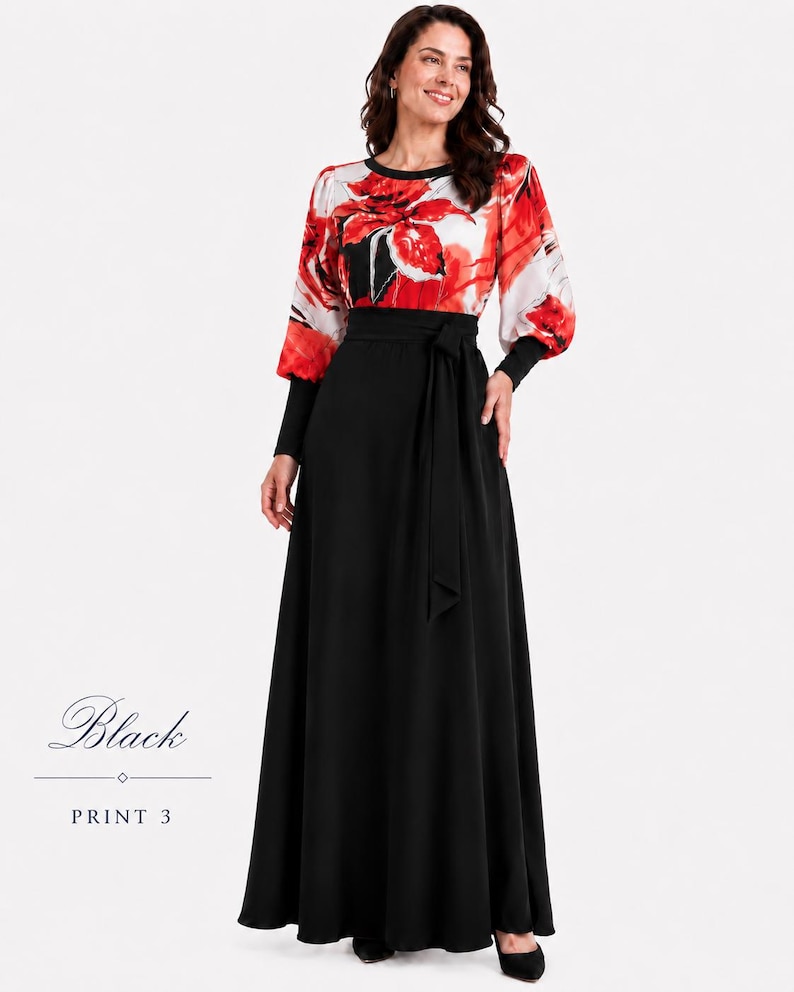 Puede incluir: Un vestido largo hasta el suelo con falda negra lisa, cintur&oacute;n de lazo a juego y cuerpo de manga larga con estampado floral en blanco, rojo y negro. La prenda incluye cuello redondo y pu&ntilde;os negros. El texto dice Black PRINT 3.