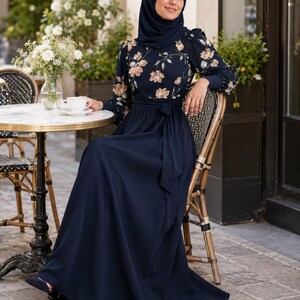 AMAL MUSLIM. Elegante vestido largo con estampado floral, vestido maxi de poliéster, vestido modesto con cinturón largo, opciones azul marino oscuro/negro, modelo 66. imagen 5