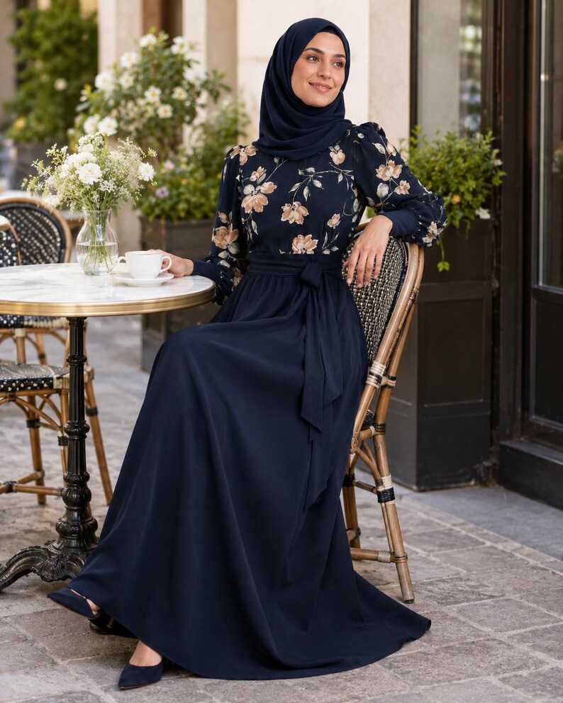 AMAL MUSLIM. Elegante vestido largo con estampado floral, vestido maxi de poliéster, vestido modesto con cinturón largo, opciones azul marino oscuro/negro, modelo 66. imagen 5