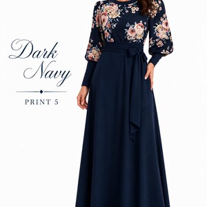 Puede incluir: Un vestido largo hasta el suelo de color azul marino oscuro con mangas largas con estampados florales en tonos rosa, crema y verde. El vestido incluye un cuello redondo, una cintura ajustada con un cintur&oacute;n de lazo a juego y una falda lisa. Texto: Dark Navy PRINT 5.