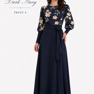 Puede incluir: Un vestido largo de color azul marino oscuro con cuello redondo y mangas largas con pu&ntilde;os ajustados. El corpi&ntilde;o y las mangas presentan un estampado floral en tonos beige y marr&oacute;n. Un cintur&oacute;n de tela a juego ci&ntilde;e la cintura. Texto: Dark Navy PRINT 4.