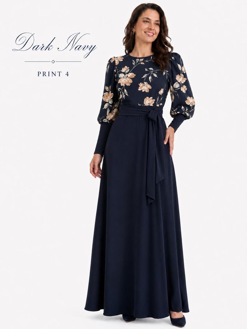 Puede incluir: Un vestido largo de color azul marino oscuro con cuello redondo y mangas largas con pu&ntilde;os ajustados. El corpi&ntilde;o y las mangas presentan un estampado floral en tonos beige y marr&oacute;n. Un cintur&oacute;n de tela a juego ci&ntilde;e la cintura. Texto: Dark Navy PRINT 4.