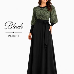 Puede incluir: Un vestido largo hasta el suelo con falda negra lisa y cuerpo verde salvia con estampado floral negro. El vestido tiene mangas largas con pu&ntilde;os negros, cuello redondo y un lazo negro en la cintura. El texto dice Black PRINT 6.