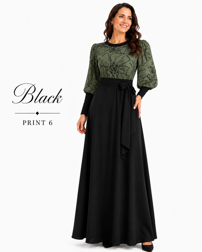 Puede incluir: Un vestido largo hasta el suelo con falda negra lisa y cuerpo verde salvia con estampado floral negro. El vestido tiene mangas largas con pu&ntilde;os negros, cuello redondo y un lazo negro en la cintura. El texto dice Black PRINT 6.