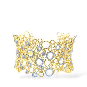 Könnte beinhalten: Ein goldenes Armreif mit einem filigranen Design aus ineinandergreifenden Kreisen, die jeweils mit funkelnden, klaren Steinen besetzt sind.