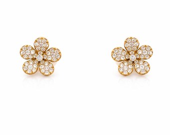 18k Gold Diamond Flower Stud Earrings: Pavé Floral Design