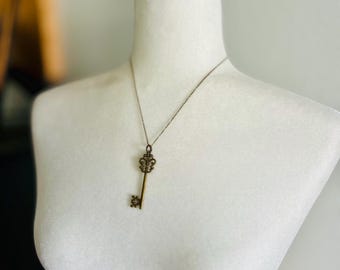 Naszyjnik z kluczem szkieletowym – mosiężna zawieszka w stylu antycznym na łańcuszku – biżuteria w stylu vintage w stylu wiktoriańskim i gotyckim steampunk