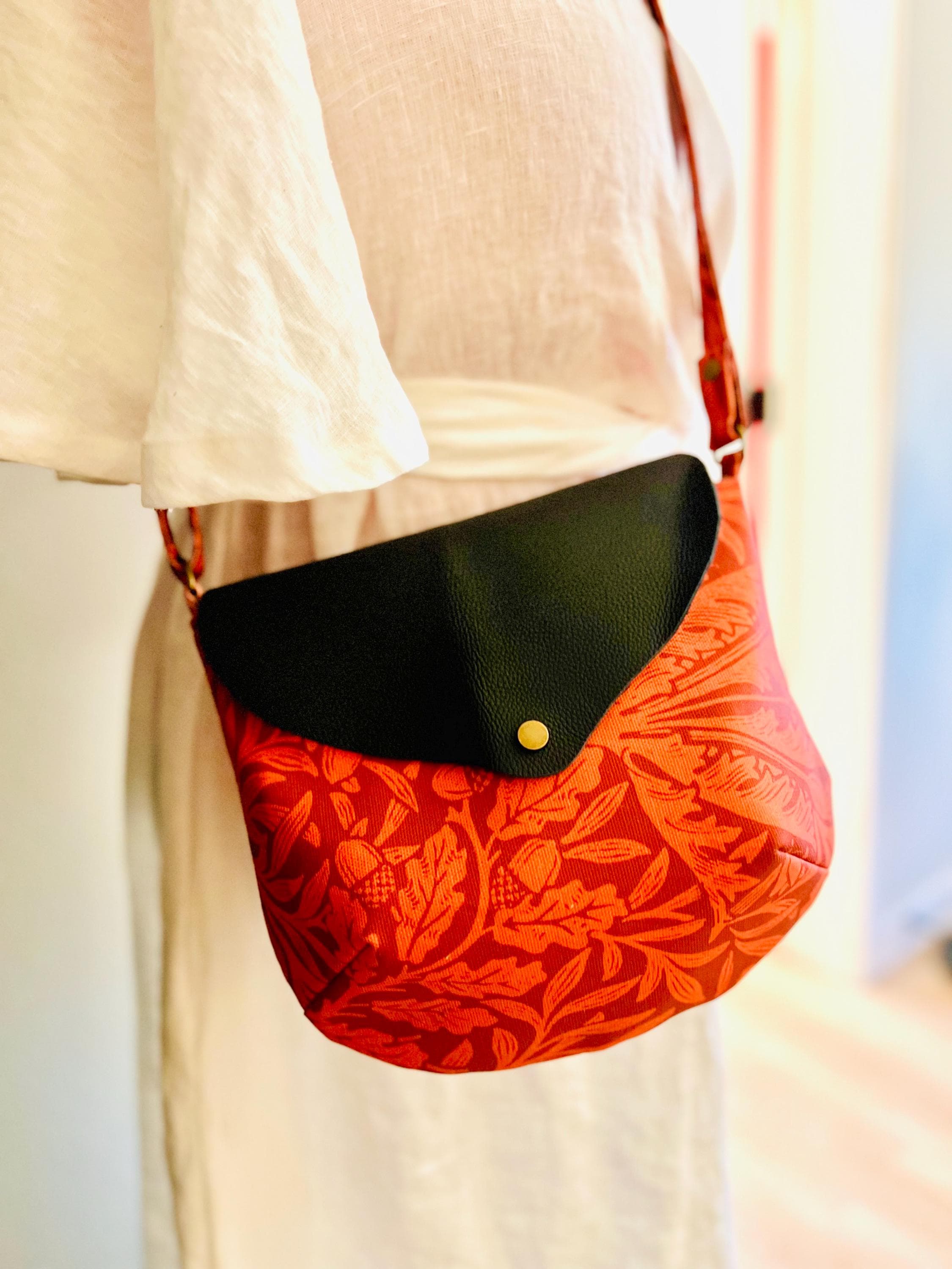 ウィリアム・モリスプリント クロスボディバッグ：レッドフローラル