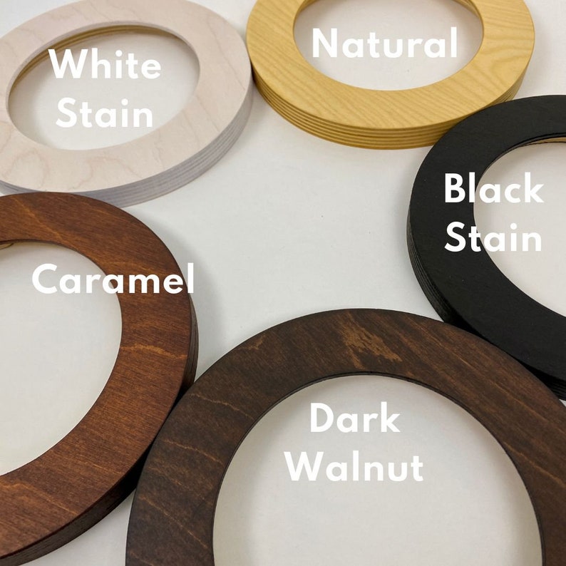 Puede incluir: Cinco marcos de fotos de madera en diferentes manchas de madera: mancha blanca, natural, mancha negra, caramelo y nogal oscuro.