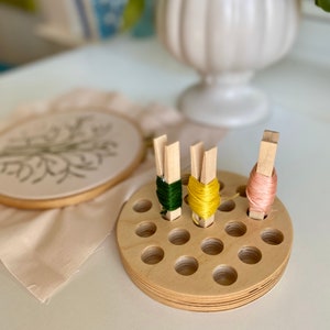 Clothespin Floss Rack ROUND for Embroidery Floss, Embroidery Thread Holder, Caddy, Floss Organizer, Thread Rack 画像 4