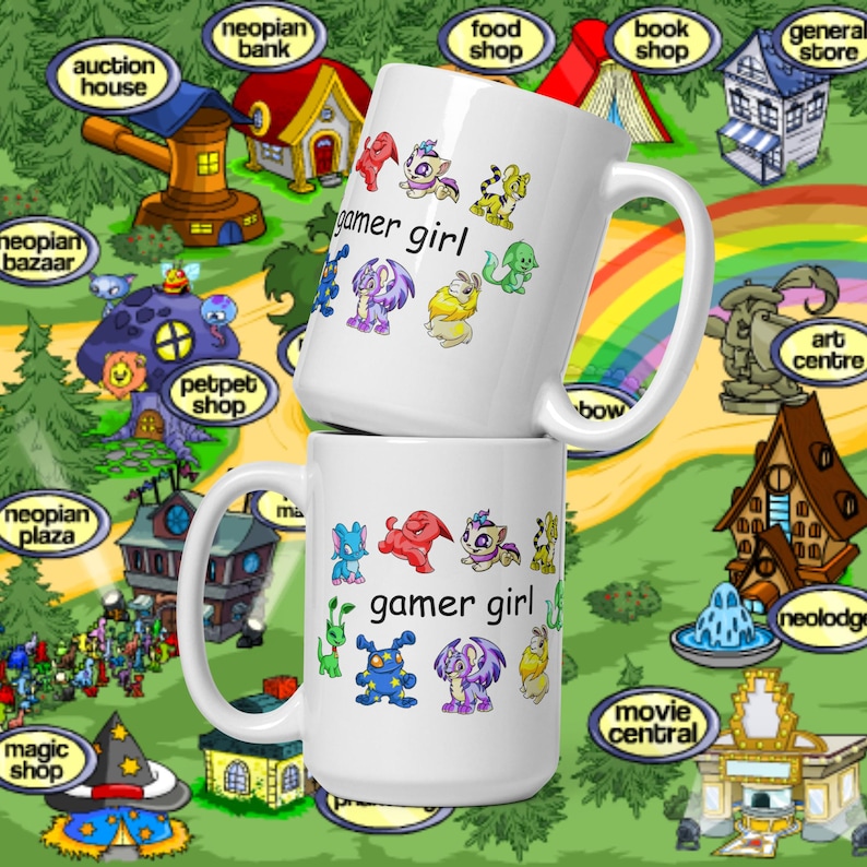 Peut inclure: Deux mugs en c&eacute;ramique blanche avec l'inscription "gamer girl" et des cr&eacute;atures de dessins anim&eacute;s color&eacute;es. Les mugs sont plac&eacute;s sur un fond fantaisiste avec un arc-en-ciel et des b&acirc;timents.