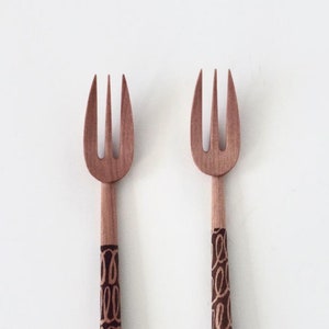 Gabel aus Holz / Handarbeit von Uda Masashi / Hand geschnitztes japanisches Hartholz / Vorlegebesteck