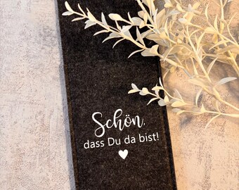 Könnte beinhalten: Eine schwarze Filzkarte mit dem Text "Schön. dass Du da bist!" und einem kleinen weißen Herz.