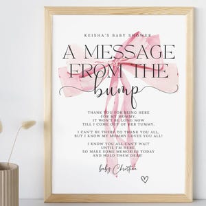 Può includere: Un fiocco rosa ad acquerello con il testo "A Message From The Bump" e una poesia su un bambino che sta per arrivare. La poesia termina con "baby Christina".