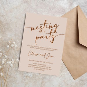 Peut inclure: Une carte d'invitation rectangulaire beige clair avec un texte cursif brun foncé indiquant nesting party, suivi des détails de l'événement pour Eloise et Jim le samedi 21 janvier à 14h00 à The Thomas Home, 18 Cornwell Ave, New York, NY.