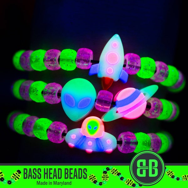 Cuentas Kandi espaciales/Brillan en la oscuridad/Reactivo UV Elija entre Alien Head, Rocket ship, Saturno, OVNI o Variedad. 4, 12, 24, 36 o 60 cuentas