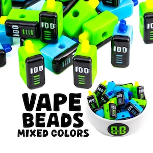 Pode incluir: Uma coleção de contas de vape coloridas em verde, azul e preto. Cada conta tem o número "100" impresso. As palavras "VAPE BEADS MIXED COLORS" são exibidas em negrito, em preto.