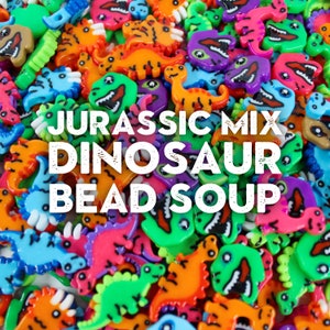 ¡Sopa de cuentas de dinosaurio! Mezcla jurásica de cuentas Kandi por peso. Bolsa de cuentas con forma de cabeza de lubina para joyería de festival. ¡Perfecta para Tierras Perdidas!