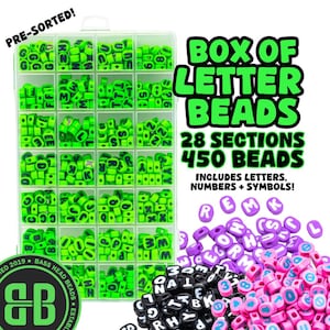Può includere: Un organizer di plastica trasparente pieno di perline con lettere verdi, con lettere, numeri e simboli neri. Il testo "BOX OF LETTER BEADS" è visualizzato, insieme a "28 SECTIONS 450 BEADS". Include perline con lettere viola, nere e rosa.