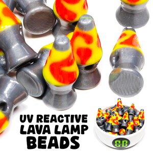 Może przedstawiać: Kolekcja koralik&oacute;w do lampy lawowej reagujących na UV. Koraliki są szare z ż&oacute;łtymi i czerwonymi wzorami lamp lawowych. Tekst "UV REACTIVE LAVA LAMP BEADS" jest wyświetlany na czarno. Pokazano r&oacute;wnież małą miseczkę z koralikami.