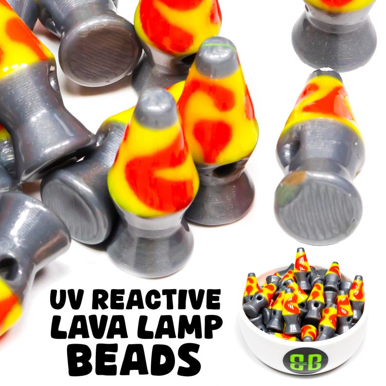 Może przedstawiać: Kolekcja koralik&oacute;w do lampy lawowej reagujących na UV. Koraliki są szare z ż&oacute;łtymi i czerwonymi wzorami lamp lawowych. Tekst "UV REACTIVE LAVA LAMP BEADS" jest wyświetlany na czarno. Pokazano r&oacute;wnież małą miseczkę z koralikami.