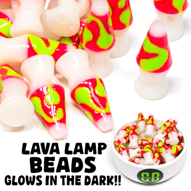 Może przedstawiać: Białe koraliki w kształcie lampy lawowej z czerwonymi i zielonymi wzorami. Tekst "LAVA LAMP BEADS GLOWS IN THE DARK!!" jest wyświetlany na czarno. Pokazano r&oacute;wnież małą miseczkę z koralikami.