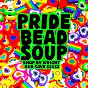 Op de afbeelding: Een levendige verzameling kleurrijke kralen in verschillende vormen, waaronder harten, regenbogen en cirkels. De afbeelding toont de tekst "PRIDE BEAD SOUP" in grote, vette letters, met extra tekst eronder. De kralen zijn in tinten rood, geel, blauw, groen en paars.