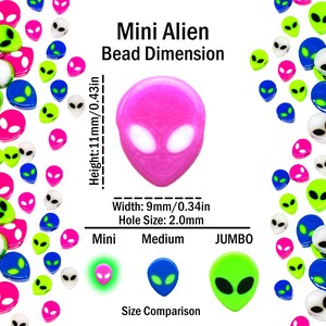 以下が含まれることがあります： 高さ11mm、幅9mmのピンク色のエイリアン型のビーズ。白い目と2.0mmの穴があります。画像には、ミニ、ミディアム、ジャンボの3サイズでのビーズのサイズ比較も示されています。