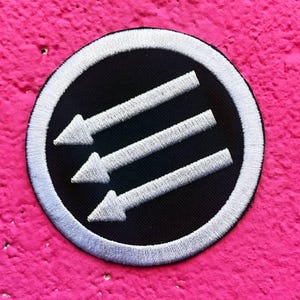 3 "Eisen Aufnäher: Antifa- Aufbügler - ""Drei Pfeile"" gestickte Applikation."