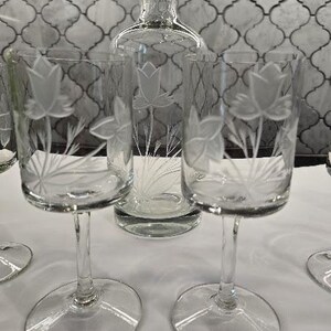 Stunning Vintage Etched Glass Decanter w 4 Matching Cordial Glasses