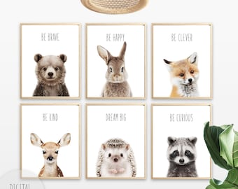 Könnte beinhalten: Sechs gerahmte Drucke mit Tierillustrationen und inspirierenden Botschaften. Die Drucke zeigen einen Bären, ein Kaninchen, einen Fuchs, ein Reh, einen Igel und einen Waschbär. Die Drucke sind in zwei Reihen zu je drei angeordnet. Die Drucke hängen an einer weißen Wand. Die Drucke befinden sich in einem Kinderzimmer mit einem Kinderbett und einer Pflanze.