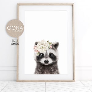 K&ouml;nnte beinhalten: Ein digitaler Download eines druckbaren Kunstdrucks mit einem Waschb&auml;ren, der eine Blumenkrone tr&auml;gt. Der Waschb&auml;r hat schwarze Augen und eine schwarze Nase. Die Blumenkrone besteht aus wei&szlig;en und rosa Blumen.