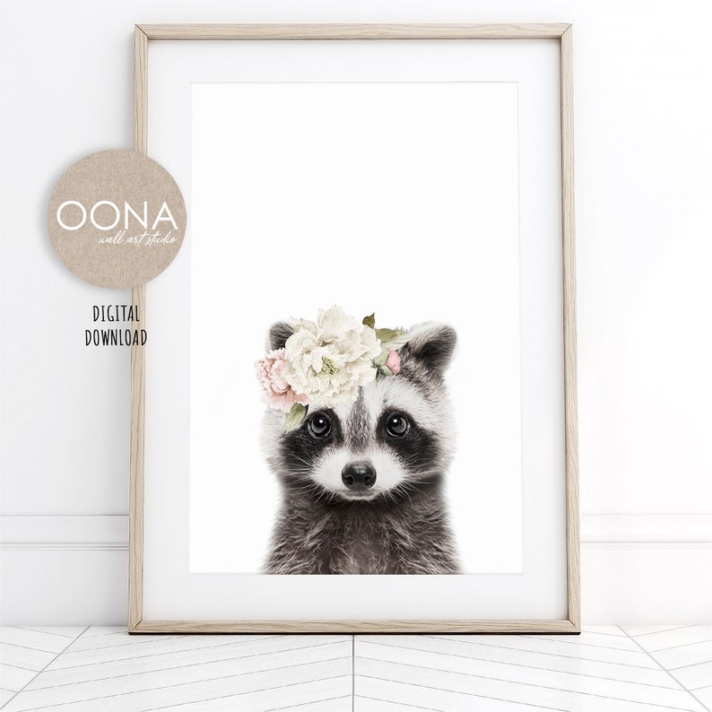 K&ouml;nnte beinhalten: Ein digitaler Download eines druckbaren Kunstdrucks mit einem Waschb&auml;ren, der eine Blumenkrone tr&auml;gt. Der Waschb&auml;r hat schwarze Augen und eine schwarze Nase. Die Blumenkrone besteht aus wei&szlig;en und rosa Blumen.