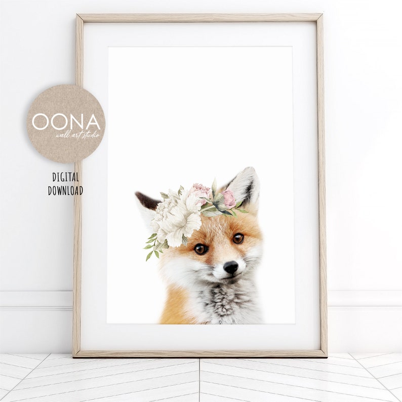 K&ouml;nnte beinhalten: Ein digitaler Download eines druckbaren Kunstdrucks mit einem Fuchs, der eine Blumenkrone mit wei&szlig;en und rosa Bl&uuml;ten tr&auml;gt. Der Fuchs schaut den Betrachter mit einem s&uuml;&szlig;en Ausdruck an. Der Hintergrund ist wei&szlig;.