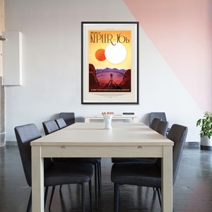 Puede incluir: Un p&oacute;ster con un dise&ntilde;o retro de viaje que presenta una figura solitaria de pie en un planeta rojo y naranja con dos soles en el cielo. El texto dice "Relax on Kepler-16b, Where your shadow always has company."