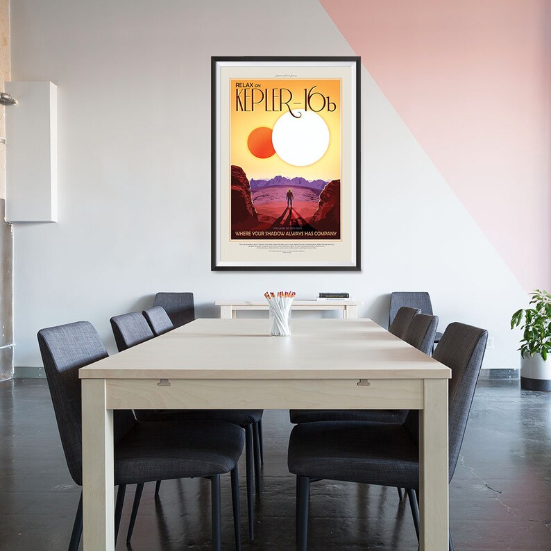Puede incluir: Un p&oacute;ster con un dise&ntilde;o retro de viaje que presenta una figura solitaria de pie en un planeta rojo y naranja con dos soles en el cielo. El texto dice "Relax on Kepler-16b, Where your shadow always has company."
