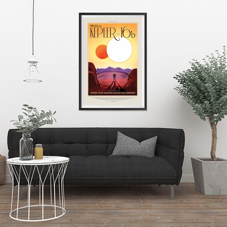 Puede incluir: Un p&oacute;ster de viaje de estilo retro con un marco negro, que presenta una figura solitaria de pie en un planeta de color rojo con dos soles en el cielo. El p&oacute;ster dice "Relax on Kepler-16b, The Lonely Traveler, Where your shadow always has company."
