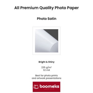 Puede incluir: Un primer plano de una muestra de papel fotogr&aacute;fico blanco con un ligero brillo. El papel est&aacute; etiquetado como "Photo Satin" y se describe como "Brillante y brillante" con un peso de 235 g/m&sup2; y un grosor de 9,1 mil. El texto "Best for photo prints and artwork presentations" tambi&eacute;n est&aacute; incluido. La imagen incluye el logotipo "boomeks poster print".