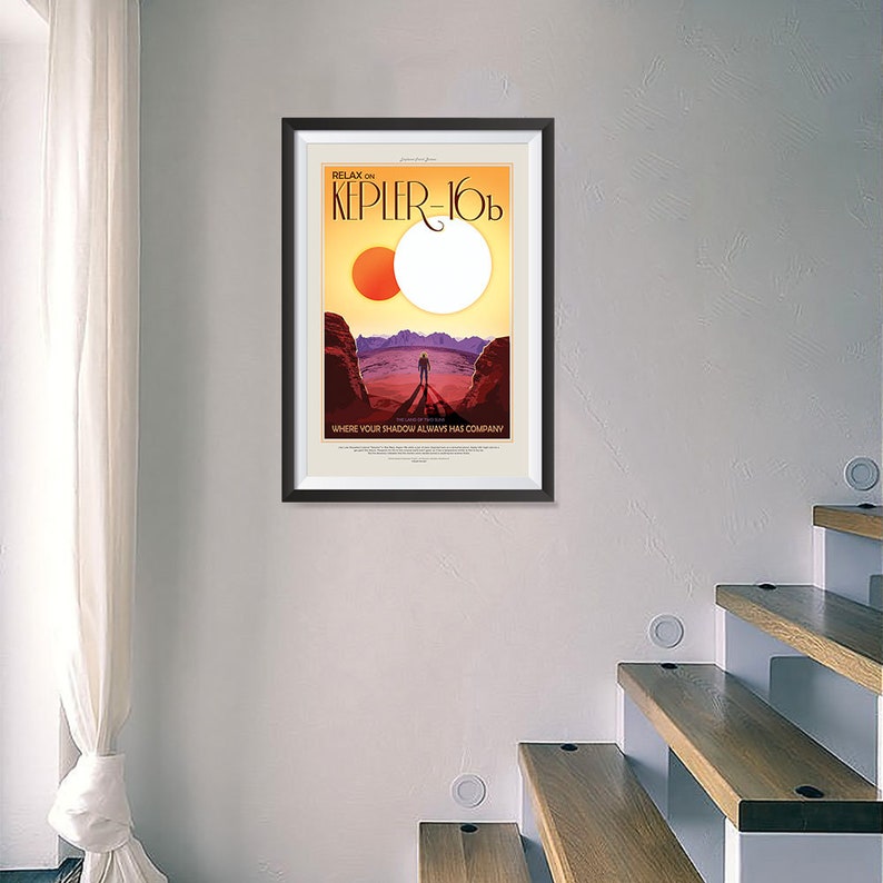 Puede incluir: Un p&oacute;ster de viaje de estilo retro que anuncia un viaje a Kepler-16b, un planeta con dos soles. El p&oacute;ster presenta una puesta de sol roja y naranja con la silueta de una persona caminando por un paisaje rocoso rojo. El texto del p&oacute;ster dice "Rel&aacute;jate en Kepler-16b, donde tu sombra siempre tiene compa&ntilde;&iacute;a."