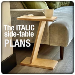 Può includere: Un tavolino da salotto in legno con un design angolare unico. Il tavolino è realizzato in legno chiaro e ha un aspetto semplice e moderno. Il testo "The ITALIC side-table PLANS" è visibile nell'immagine.