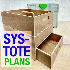 Puede incluir: Tres cajas de almacenamiento de madera apiladas una encima de la otra. La caja superior tiene un asa. La caja inferior es un cajón que se saca. Las cajas están etiquetadas con "SYS-TOTE PLANS".