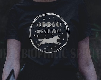 Läuft mit Wölfen Wilder Wolf Geist Tier Shirt für Wolf-Liebhaber, Mond Phase Shirt, Wolf Pack Shirt, Natur Wildtiere T-Shirt, Benutzerdefinierte Himmlisches T-Shirt
