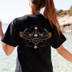 La Terra si prende cura di noi Restituiamo il favore, regalo per gli amanti della natura, maglietta personalizzata per la Giornata della Terra, arte indigena dell'aquila, maglietta per proteggere la natura