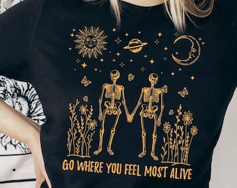 Skeleton Shirt für Naturliebhaber, mystisches Cosmo Shirt, botanisches Skelett-T-Stück für den Frühling, ästhetische wild lebende Tiere Kleidung, kundenspezifischer Text