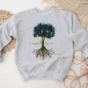 Puede incluir: Sudadera gris con un dise&ntilde;o de &aacute;rbol de acuarela y las palabras "biophilia spirit" impresas en la parte delantera.
