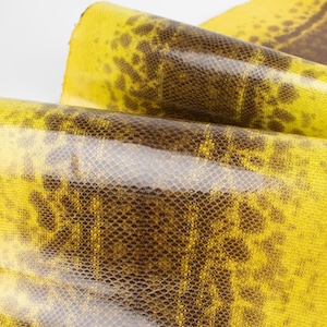Piel de serpiente marina genuina italiana (no CITES) con estampado amarillo/negro (sobre forro de tela)