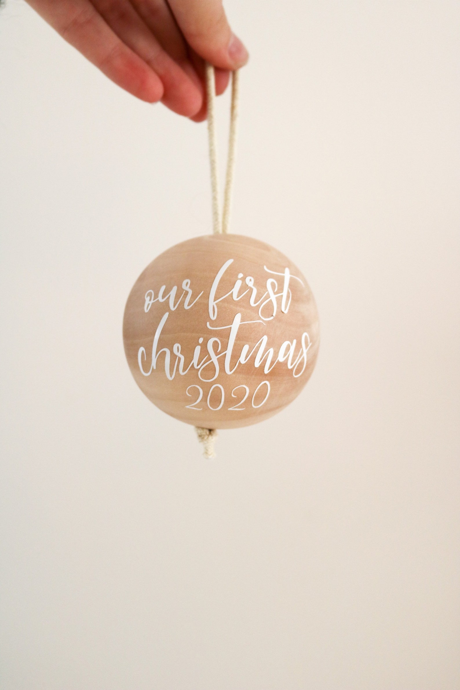 Le Premier Ornement de Noël 2024 : Un Symbole d'Espérance et de Réflexion