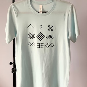 ラトビアの民族柄プリントのTシャツ。